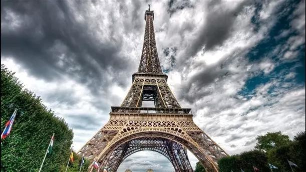 trường hợp công ty mới nhất về Tháp Eiffel